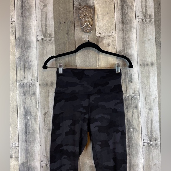 Lululemon Wunder Under Pant in Savasana Camo Size 6. - Picture 4 of 15